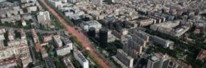 l’artère de l’avenue de la Diagonale, qui comme son nom l’indique traverse la ville d’un bout à l’autre en diagonale sur 11km, remplie de monde. Du quartier des affaires et des banques, du stade du Camp Nou et des facultés universitaires jusqu’à la place de les Glòries, centre névralgique où trône le bâtiment coloré du célèbre architecte français Jean Nouvel. Les manifestants, dont une partie s’étaient auparavant inscrits, étaient répartis par zones selon leurs districts de provenance (comarques en catalan). Un service d’ordre veillait au bon déroulement de l’acte, composé non de malabars au crâne rasé, mais d’hommes et de femmes de toutes les générations, bénévoles, dont certains ont reçus des cours de gestion de la violence et reconnaissables à leurs gilets verts. Des espaces tout au long de l’avenue étaient aménagés, sous les arbres pour les personnes âgées qui pouvaient souffrir de la chaleur et pour les enfants pris en charge par des animateurs. Des toilettes étaient également placées à différents endroits pour les besoins urgents et pour que les bars et restaurants ne soient pas pris d’assaut. Du personnel médical, des ambulances, étaient prêts à intervenir pour toute personne nécessitant des soins. A partir de ce cadre, plus besoin de police et la manifestation pouvait se dérouler dans une ambiance revendicative de fête. Dès 16h la foule a commencé à affluer et à prendre position aux zones qui leur avaient été assignées, et à 17h14, correspondant à la date de 1714 commémorant la perte de l’indépendance, débutait la manifestation. Durant cette attente, des animations spontanées se sont produites, roulements de tambours, mais aussi tours humaines, bals de bâtons et de géants, danse de sardanes, patrimoine traditionnel des fêtes des villages catalans. Des enfants s’étaient installés parterre et jouaient avec leurs parents à des jeux réunis, d’autres plus jeunes s’endormaient dans les bras de leur mère. A 17h14, consigne avaient été donnée pour que toute le monde abaisse drapeaux, oriflammes et pancartes et garde le silence. Les organisateurs avaient demandé à créer une allée d’une largeur de 2m environ au milieu de la foule. Il s’agissait de préparer plusieurs formidables « HOLA », gigantesque vague déferlante sur plusieurs kilomètres symbolisant la détermination, la volonté et la force du peuple à lutter pour l’accomplissement d’une république catalane. Cris de colère, de protestation, de joie, drapeaux soulevés et agités, dont quelques suisses, appels à l’indépendance et à la libération des prisonniers politiques. L’émotion était intense. La manifestation a pris fin suite à quelques discours, notamment d’Elisenda Paluzie et de Marcel Mauri, responsables de l’ANC et d’Omnium, associations civiles hors-partis et non-violentes luttant pour l’indépendance, à qui est dû le succès de cette man. Un dernier acte symbolique a consisté en l’abattage d’un mur fabriqué de tissu, sur lequel était inscrit 155, rappelant la répression du gouvernement espagnol. A 18h30, la foule s’est retirée calmement et s’est dissipée dans Barcelone, sans heurts, sans violence.
