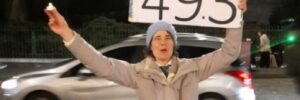 Retrouvailles à Paris avec Christine, symbole d’une jeunesse en quête d’un avenir plus serein ChristineManifestanteAuPiedDeButteMontmartre-220320232-1