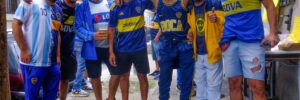 en argentine, le football est une religtion, Tenue habaituelles des habitats de Buenos Aires, fans de Boca Juniors !!! Photo Nadine Crausaz